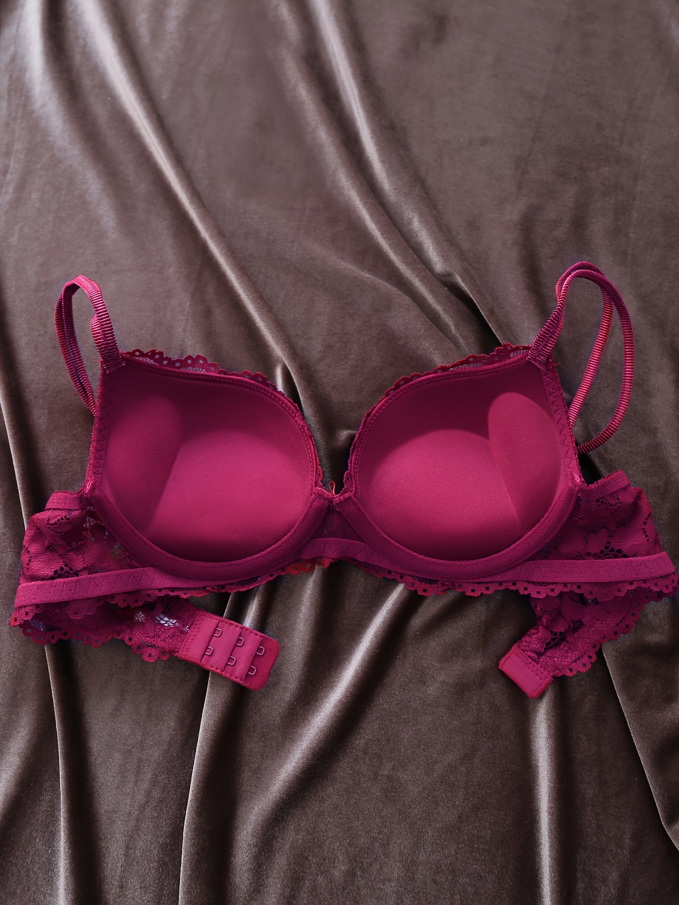 3 sujetadores push-up de encaje cómodos y elegantes: lencería femenina con tejido transpirable, copas acolchadas suaves y tirantes ajustables.