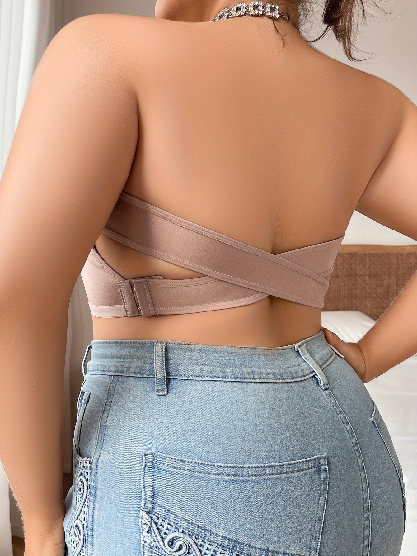 Eleganter trägerloser Bandeau-BH für Damen – unsichtbar, atmungsaktiv, mit Kreuzverschluss am Rücken