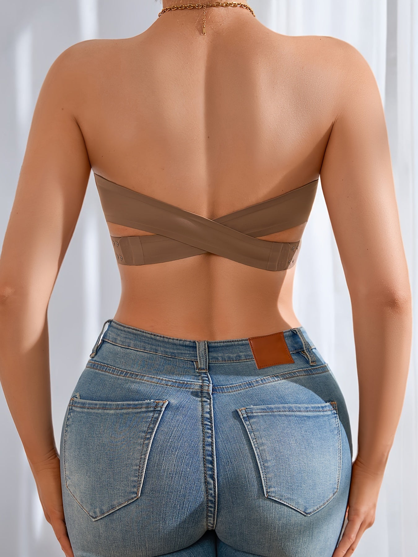 Sujetador bandeau push-up sexy y cómodo para mujer: sin aros, sin tirantes y con copas acolchadas suaves.