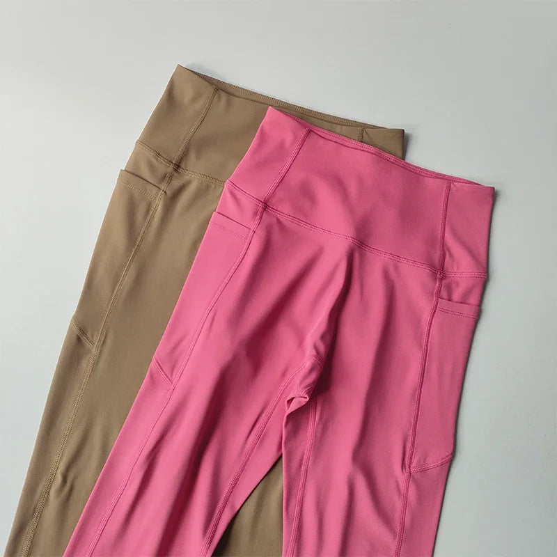 Conjunto de yoga de 2 piezas con espalda cruzada y bloqueo de color de alta intensidad, ropa interior deportiva, leggings de fitness con cintura alta y realce de cadera.