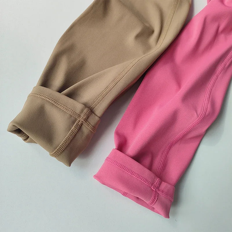 Conjunto de yoga de 2 piezas con espalda cruzada y bloqueo de color de alta intensidad, ropa interior deportiva, leggings de fitness con cintura alta y realce de cadera.