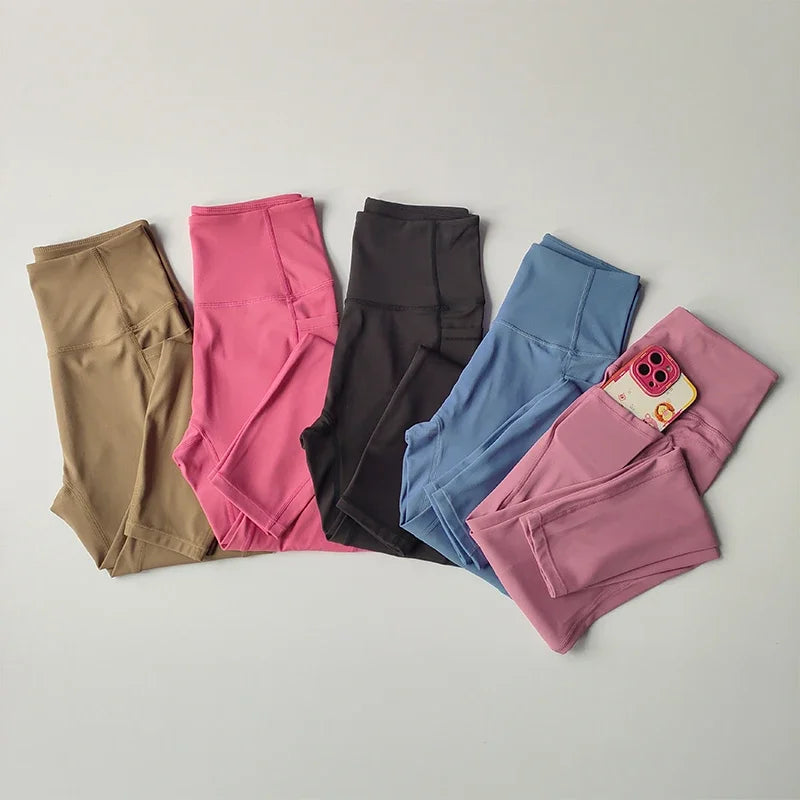 Conjunto de yoga de 2 piezas con espalda cruzada y bloqueo de color de alta intensidad, ropa interior deportiva, leggings de fitness con cintura alta y realce de cadera.