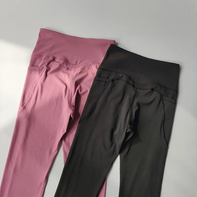 Conjunto de yoga de 2 piezas con espalda cruzada y bloqueo de color de alta intensidad, ropa interior deportiva, leggings de fitness con cintura alta y realce de cadera.