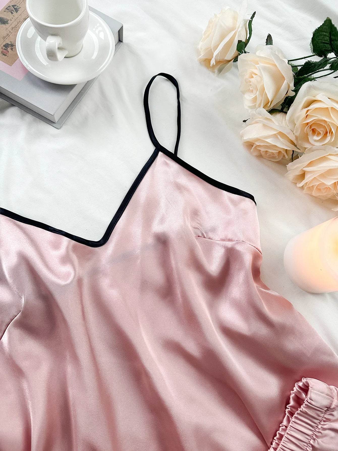 Pijama de satén para mujer: camiseta con cuello en V, volantes y shorts con lazo, sencillo y transpirable.