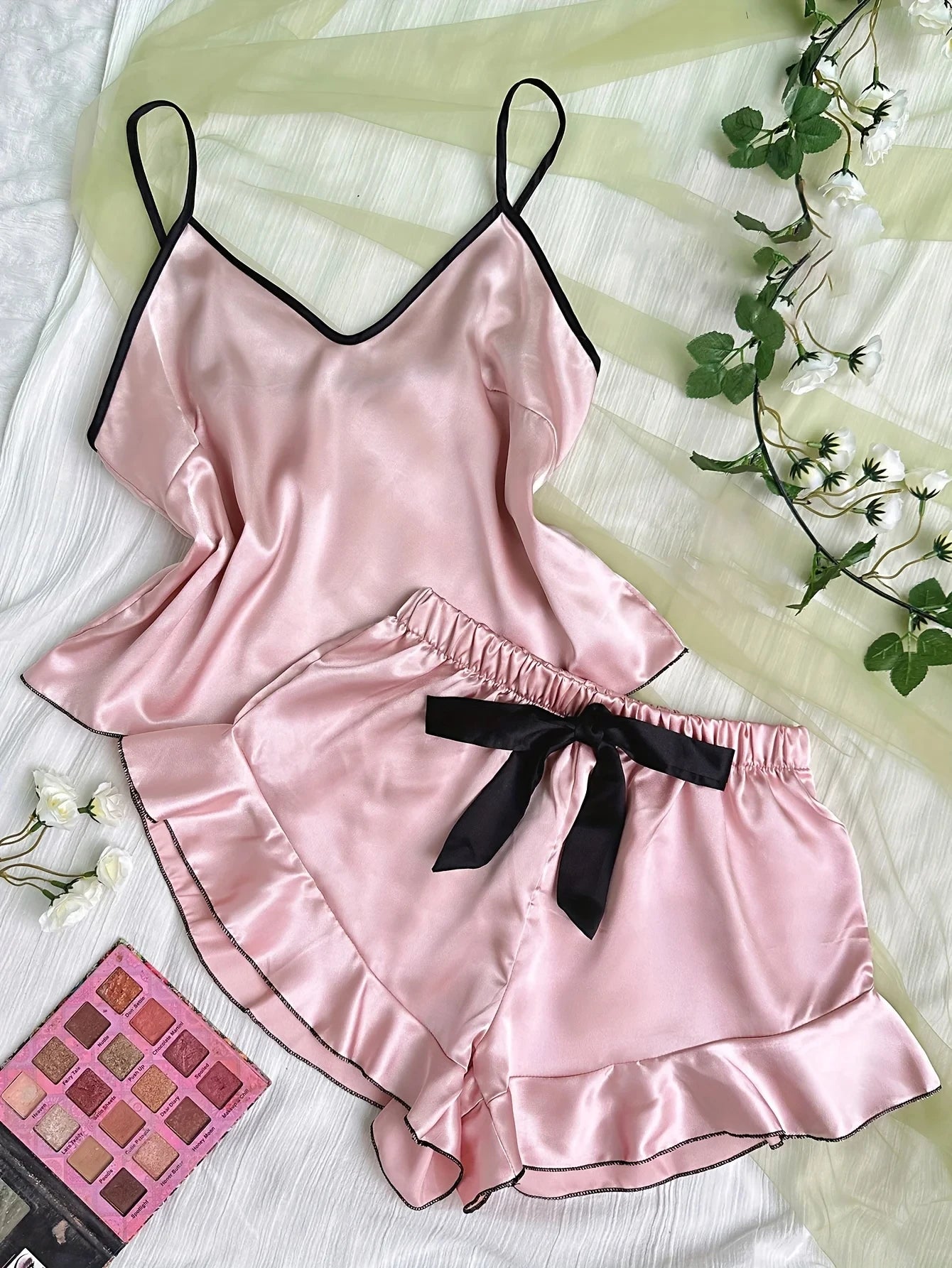 Pijama de satén para mujer: camiseta con cuello en V, volantes y shorts con lazo, sencillo y transpirable.