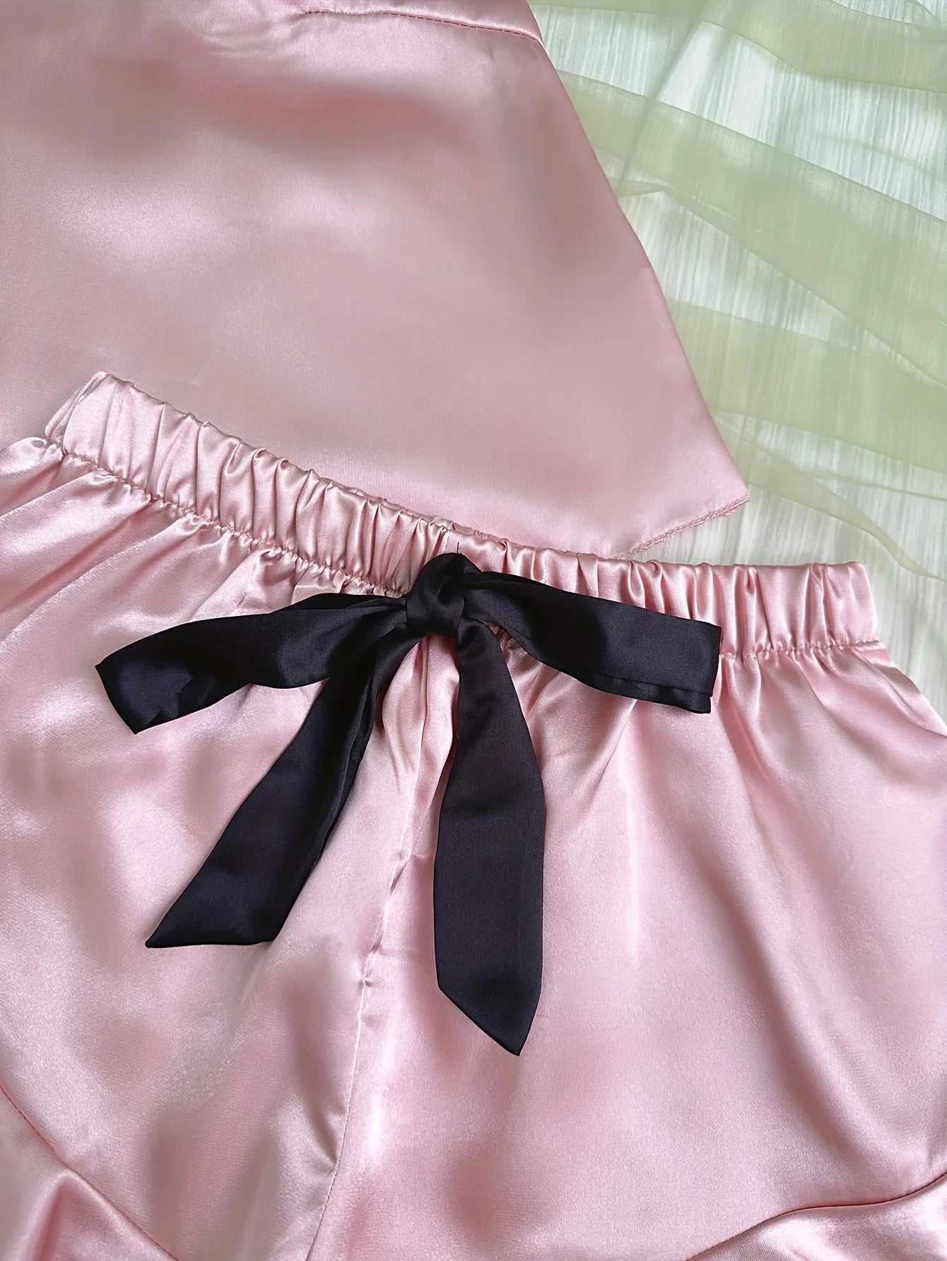 Pijama de satén para mujer: camiseta con cuello en V, volantes y shorts con lazo, sencillo y transpirable.
