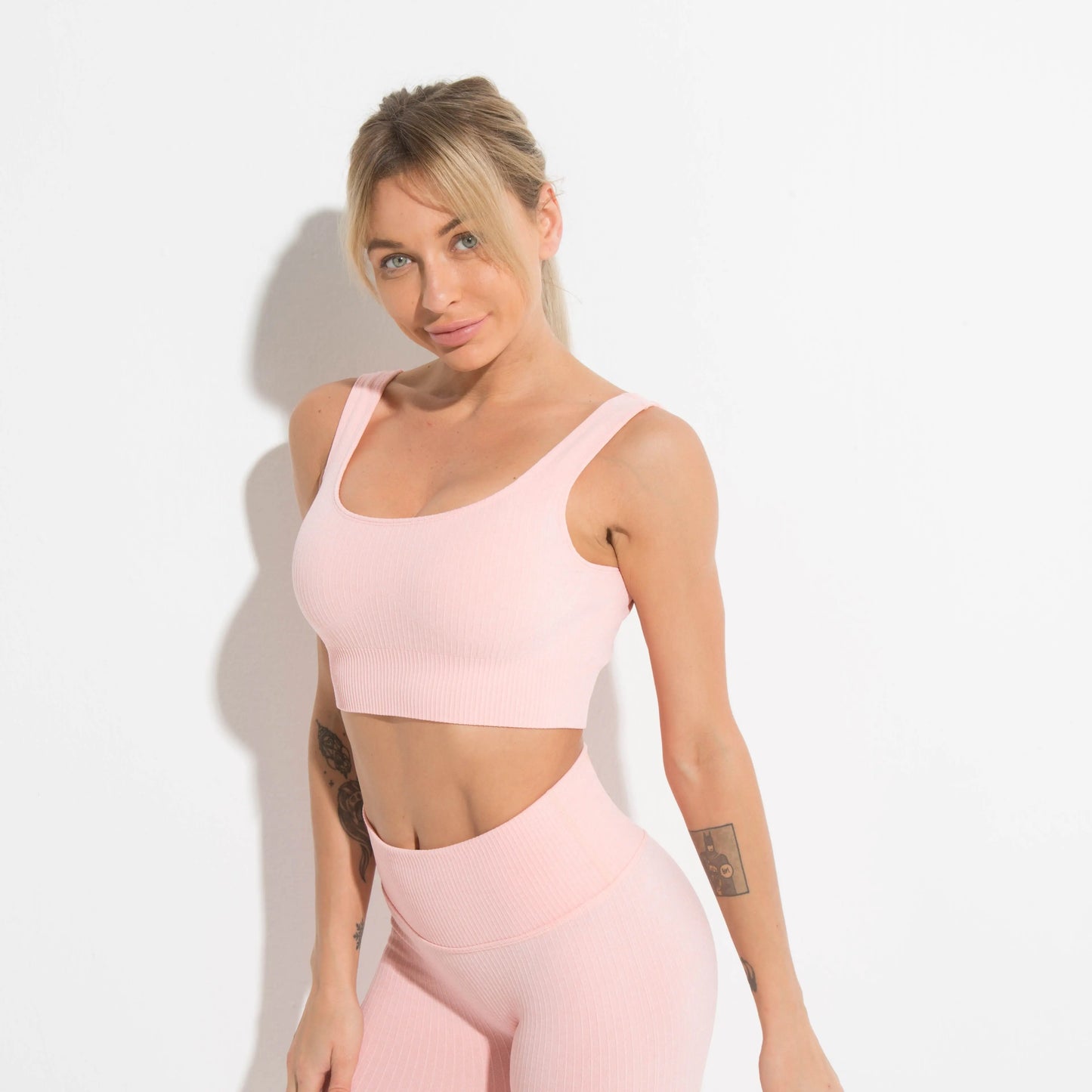 Sujetador deportivo push-up de punto liso acanalado con cuello cuadrado, sin costuras, acolchado y sujeción media para mujer - Ropa deportiva de verano