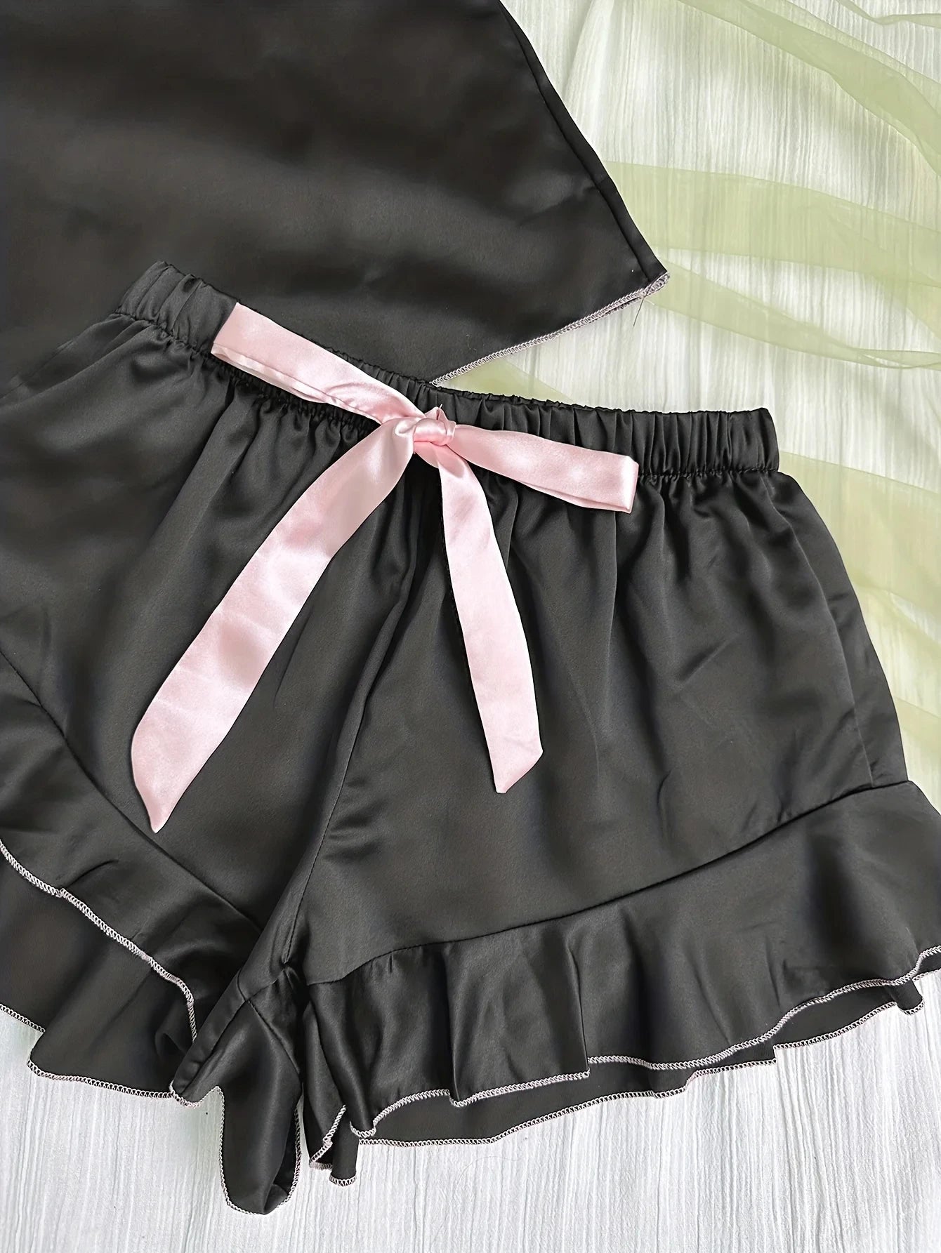 Pijama de satén para mujer: camiseta con cuello en V, volantes y shorts con lazo, sencillo y transpirable.