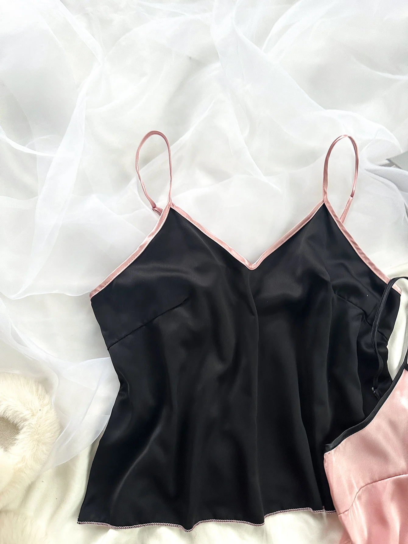 Pijama de satén para mujer: camiseta con cuello en V, volantes y shorts con lazo, sencillo y transpirable.