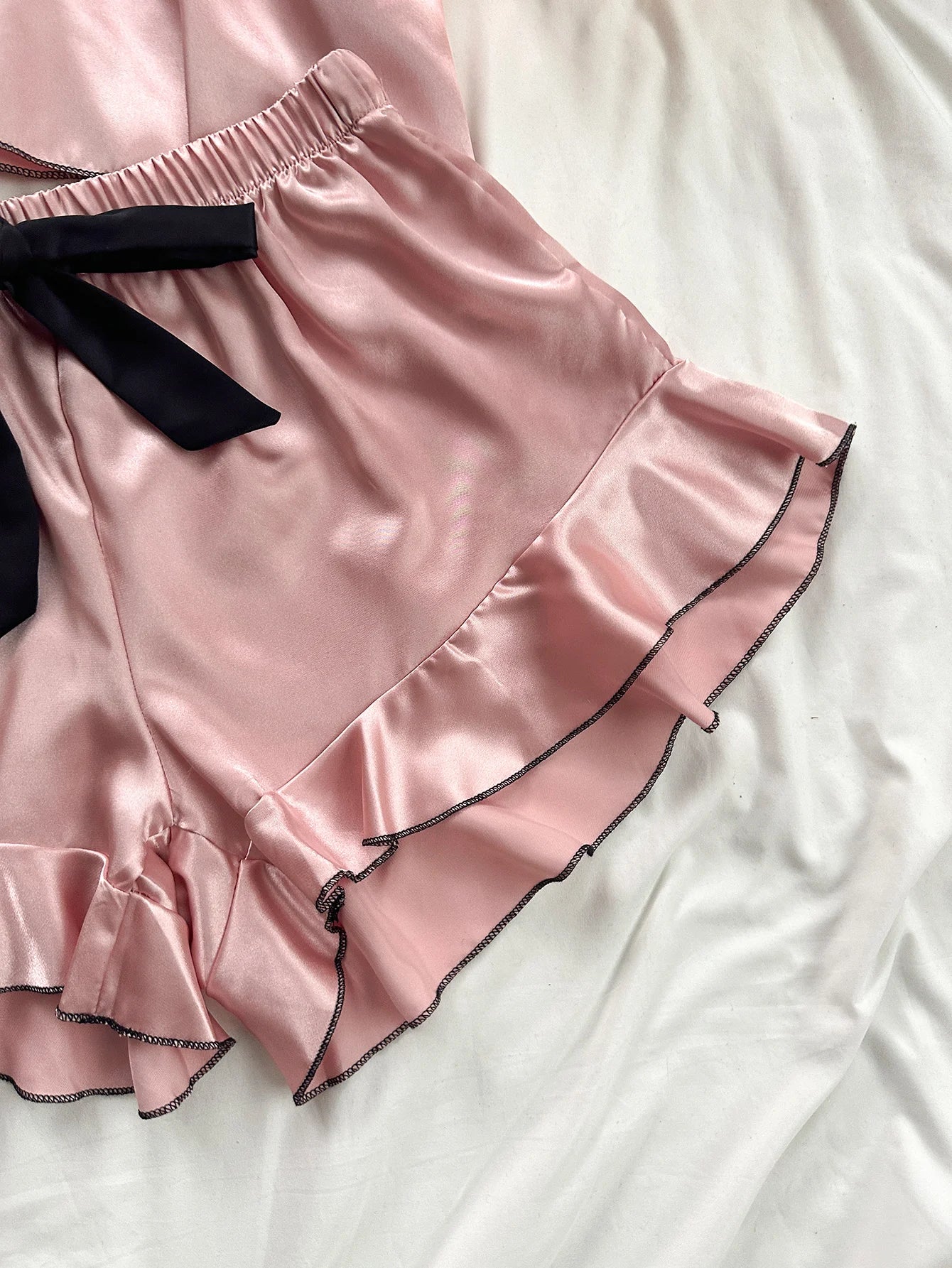 Pijama de satén para mujer: camiseta con cuello en V, volantes y shorts con lazo, sencillo y transpirable.